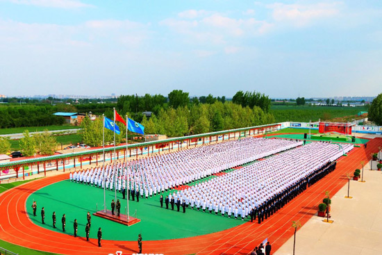 石家庄柯棣华医学院全体师生参加升旗仪式